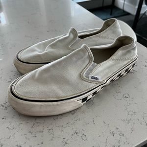 Vans unisex slip on sneakers. 7.5 Men, 9 Women